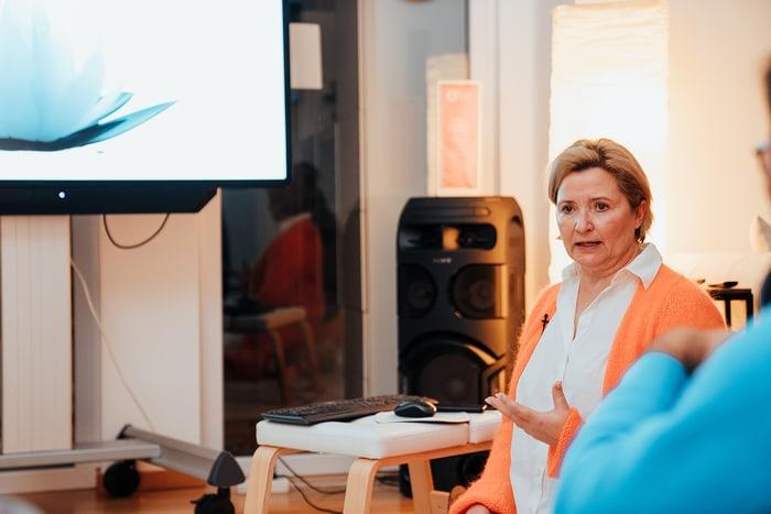 Beziehungscoachin Sabine Liebe, lächelnd bei einem Workshop für Paare zum Thema Kommunikation und Partnerschaft